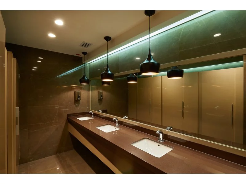 Jak projektować łazienki w biurowcu? zdjęcie