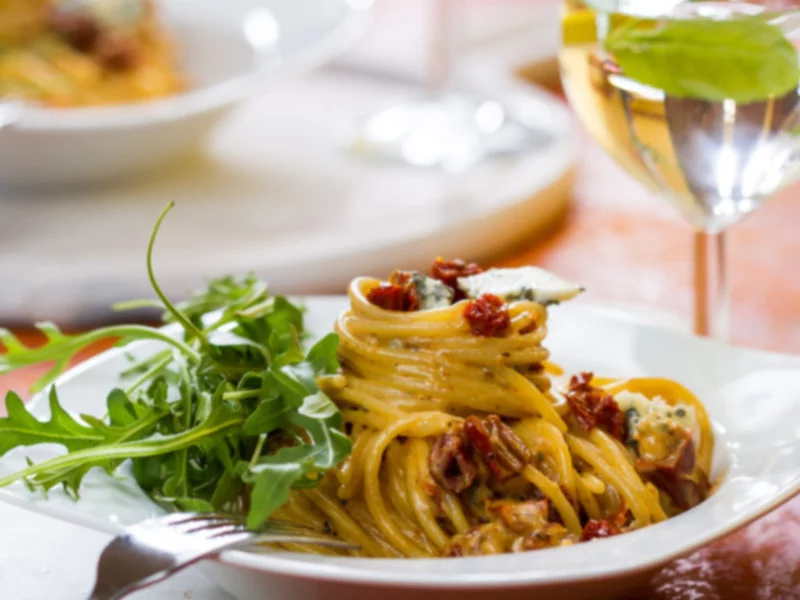 Spaghetti z suszonymi pomidorami, gorgonzolą i rucolą - zdjęcie