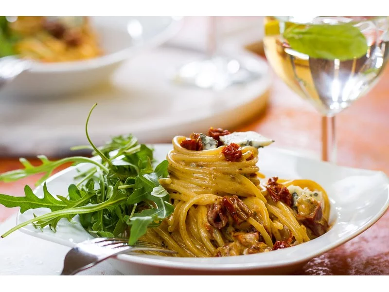Spaghetti z suszonymi pomidorami, gorgonzolą i rucolą zdjęcie