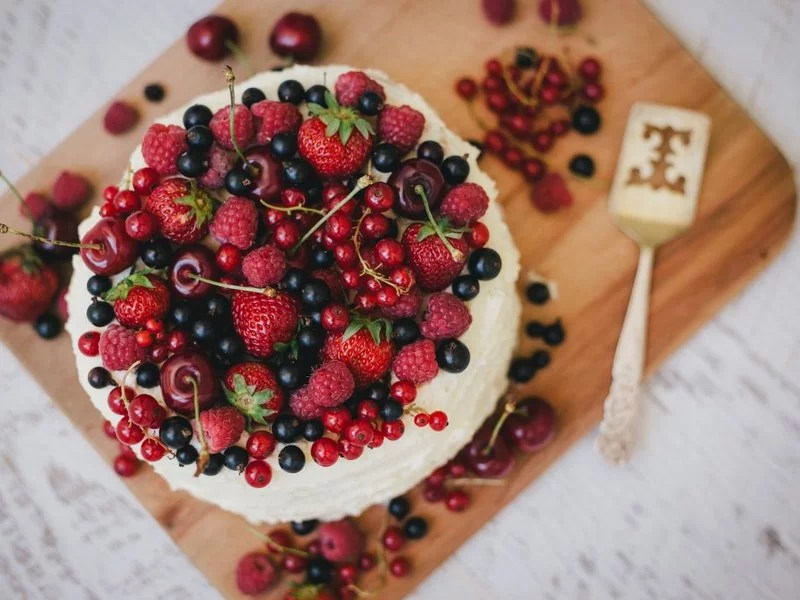 Tort z owocami sezonowymi i kremem z białej czekolady - zdjęcie