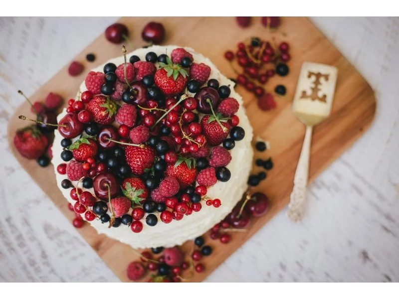 Tort z owocami sezonowymi i kremem z białej czekolady zdjęcie