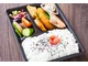 Tofu, owoce morza, sery i grillowane mięso, czyli co uczniowie jedzą na stołówkach na całym świecie? - zdjęcie