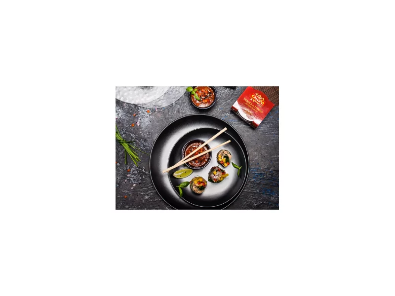 Spring rollsy z tuńczykiem i pikantnym sosem zdjęcie