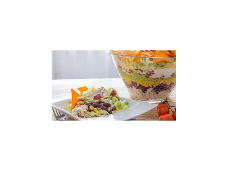 Pyszne i kolorowe sałatki &#8211; idealny dodatek do domowego obiadu oraz na lunch zdjęcie