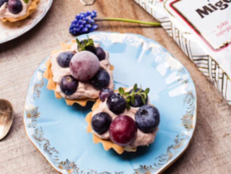 Mini tartaletki z kremem z mascarpone i owocami sezonowymi - zdjęcie