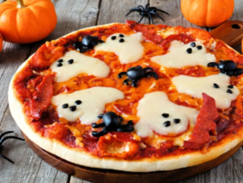 Jak nie najeść się strachu w kuchni: Domowa pizza z duszkami idealna na Halloween - zdjęcie