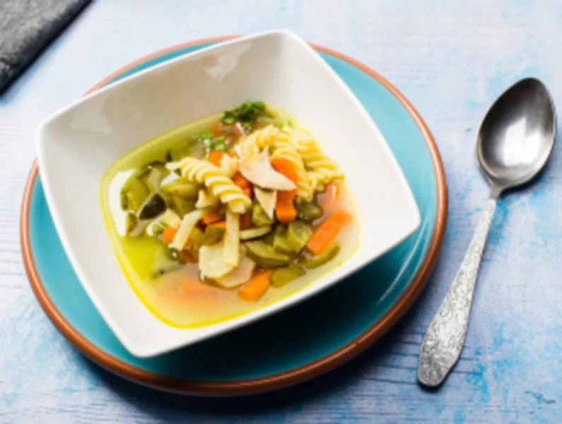 Zupa ogórkowa z warzywami i makaronem - zdjęcie
