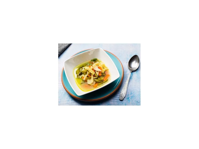 Zupa ogórkowa z warzywami i makaronem zdjęcie