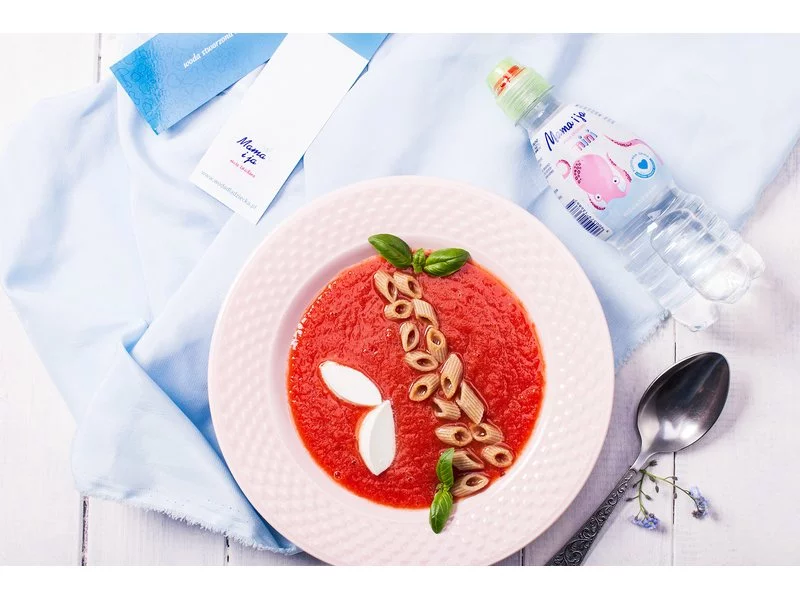 Zupa krem z pomidorów z makaronem i kleksem jogurtu zdjęcie