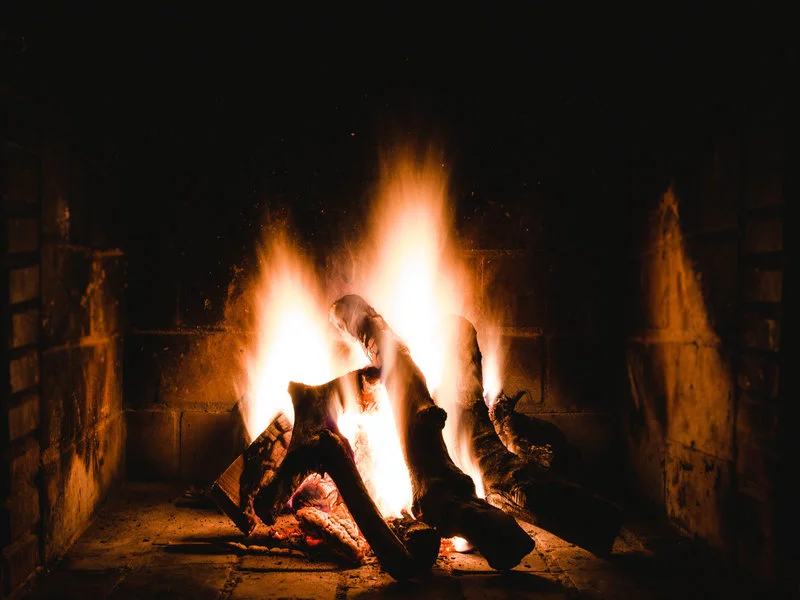 Najlepszy towarzysz zimowych wieczorów? Nie tylko ciepły, ale i bezpieczny! Paroc prezentuje płytę kominkową PAROC Fireplace Slab - zdjęcie