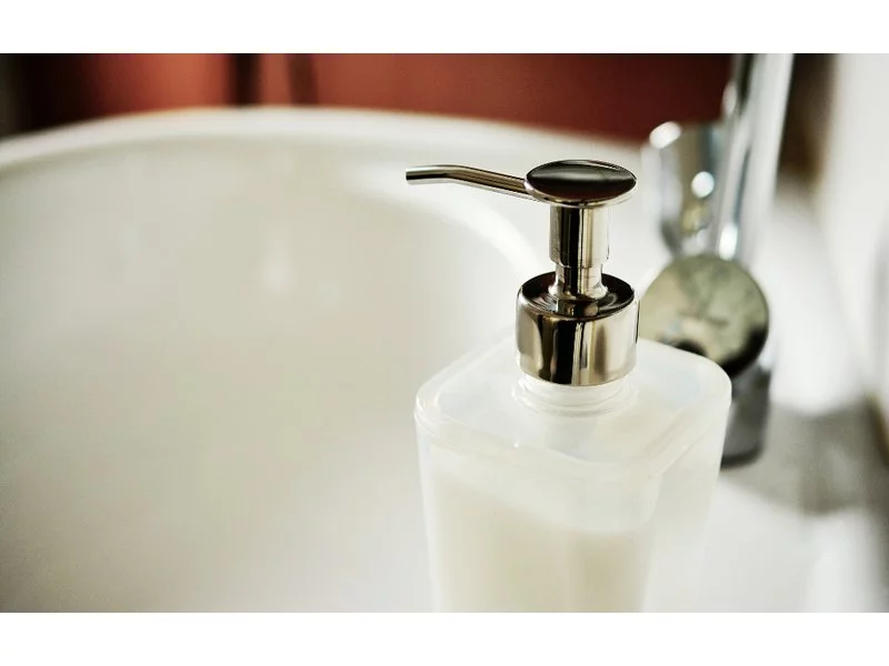 Rodzaje mydeł i dozowniki – w co wyposażyć firmę zdjęcie