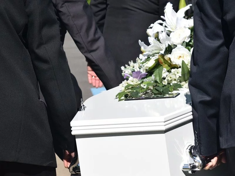 Zakład pogrzebowy pomoże Ci pożegnać bliskich - zdjęcie
