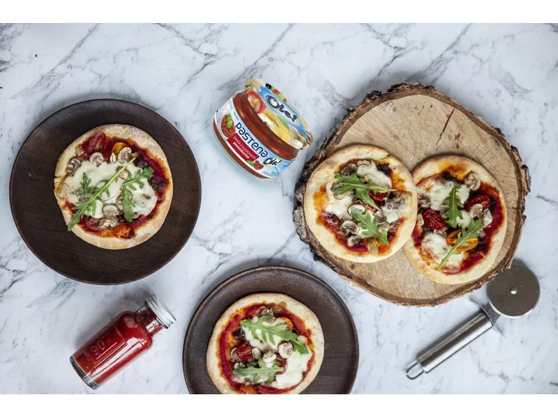 Mini pizze z Pasteną – pastą z suszonych pomidorów OLE!, pieczarkami oraz rukolą. zdjęcie