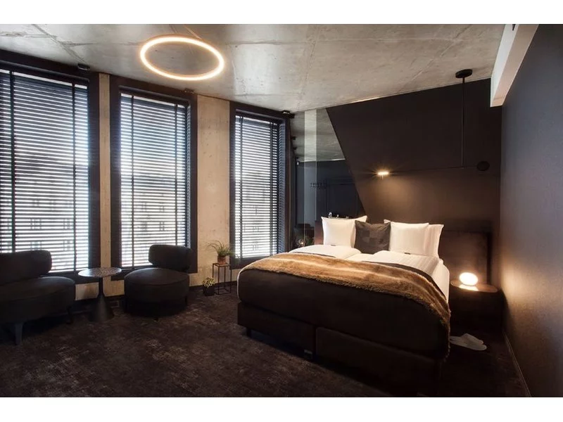 Loftowy styl, smart technologie i efekt czekolady. Klimatyczne wnętrza The Loft Hotel zdjęcie