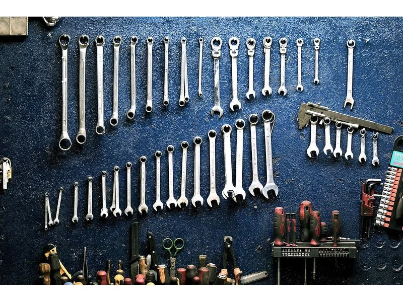 Przegląd popularnych producentów narzędzi warsztatowych – warto ich poznać! zdjęcie
