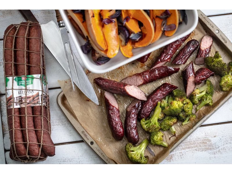 Przepis na rozgrzewający i sycący, jesienny obiad – pieczona kiełbasa z dynią, brokułami, czosnkiem i czerwoną cebulą zdjęcie