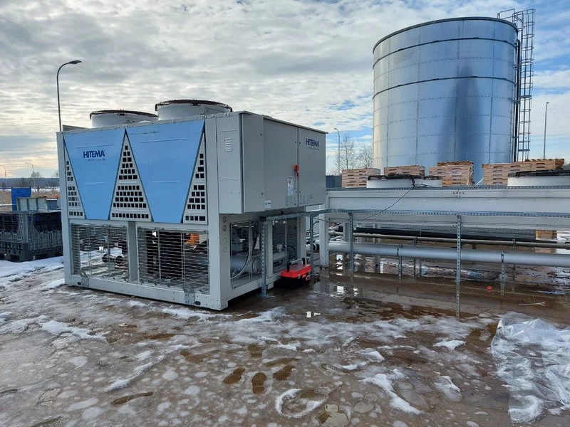 Agregat wody lodowej Hitema w zakładzie produkcji podzespołów samochodowych - zdjęcie