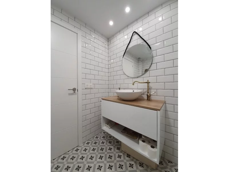 Jak urządzić sufit podwieszany w małej łazience w bloku?  zdjęcie