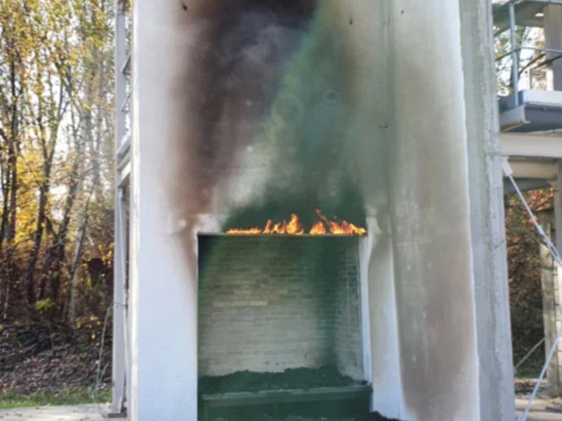Badania nie potwierdzają, aby stosowanie pasów z wełny mineralnej wpływało na poprawę bezpieczeństwa pożarowego ociepleń  - zdjęcie