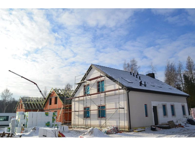 Budowy w zimowej aurze i z postępami prac zdjęcie