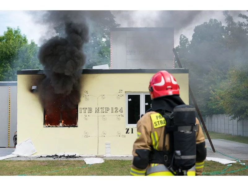 „Dom bezpieczny pożarowo” – premiera cyklu dokumentalnego, powstałego na bazie doświadczeń, zdobytych podczas eksperymentu pożarowego w Pionkach zdjęcie