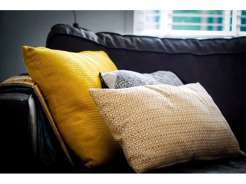 Poduszki przy projektowaniu wnętrz - postaw na elegancję zdjęcie