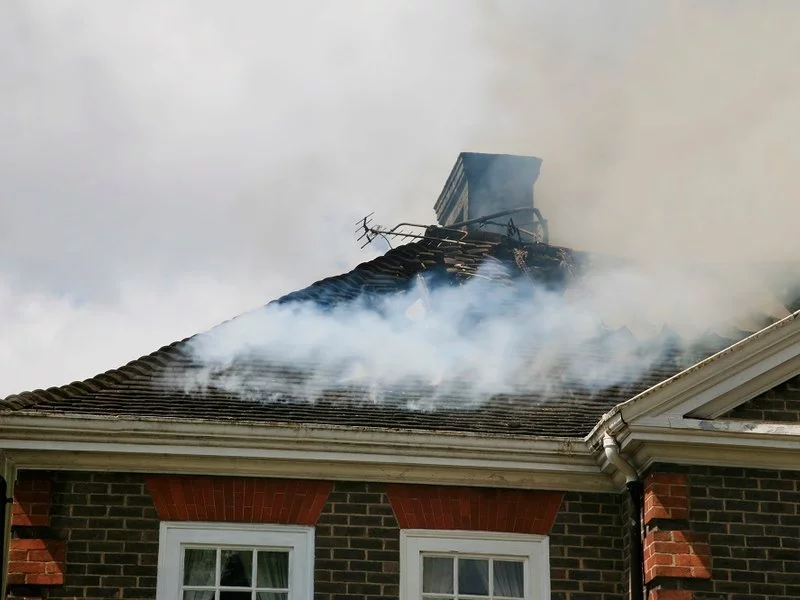 Trzech na pięciu Polaków obawia się pożaru  – jak zabezpieczyć dom? - zdjęcie
