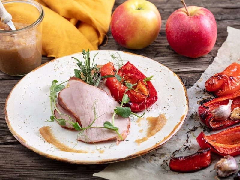 Powitaj jesień kulinarnie! Przygotuj przystawkę ze schabu krotoszyńskiego z pieczoną papryką i musem jabłkowym - zdjęcie