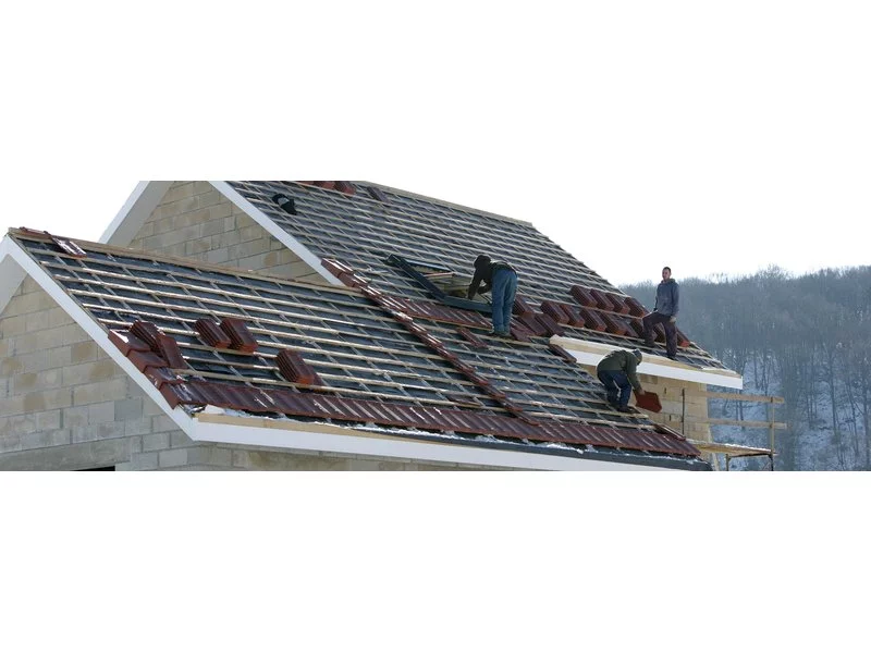 Jesienny przestój na budowie. Jak zabezpieczyć konstrukcję dachu? zdjęcie