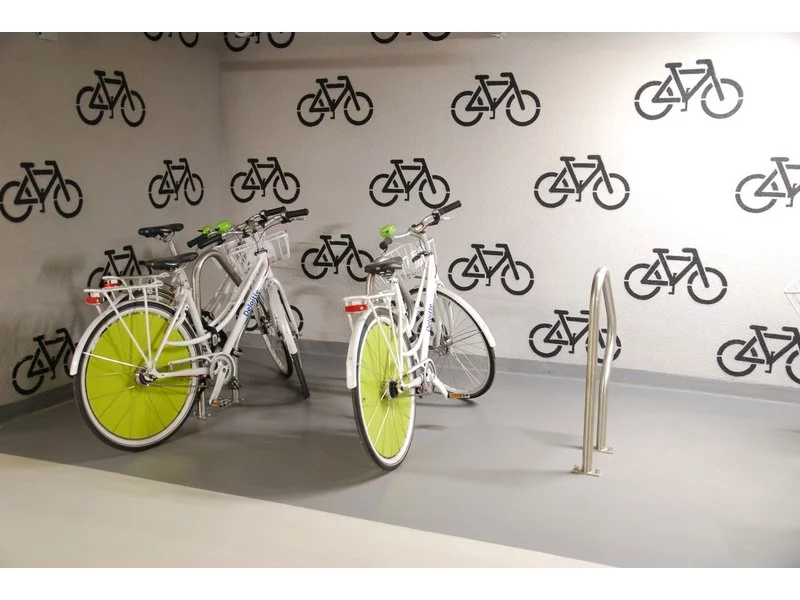 24 października, Międzynarodowe Święto Roweru. Inspiracje projektowe – aranżacje miejsc dla rowerów na parkingach  z wykorzystaniem kolorowych posadzek żywicznych zdjęcie