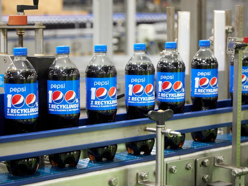 Napoje Pepsi oraz Mirinda w butelkach pochodzących w 100% z recyklingu - zdjęcie