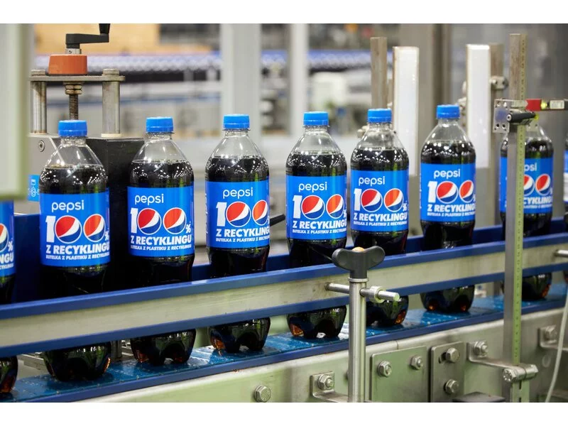 Napoje Pepsi oraz Mirinda w butelkach pochodzących w 100% z recyklingu zdjęcie