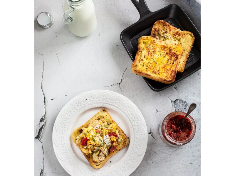 Francuskie tosty z jajecznicą i Bruschetta pomidory + zioła OLE! zdjęcie