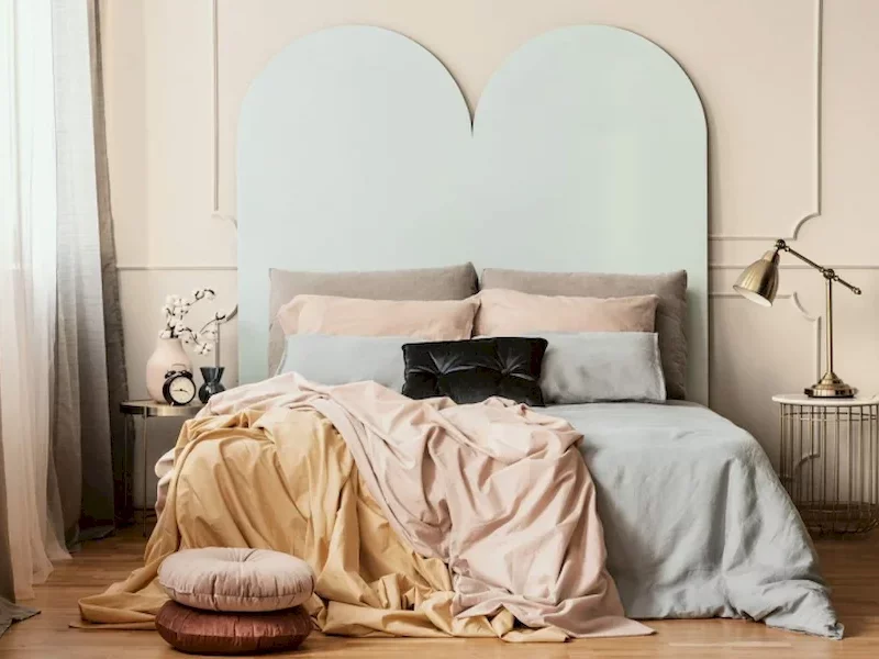 Nietuzinkowe pomysły na ścianę za łóżkiem - zdjęcie