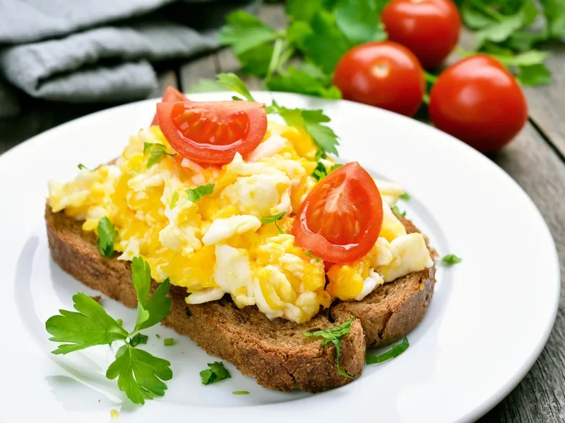 Niezbędny składnik porannego menu, czyli w jaki sposób zjeść jajko na śniadanie - zdjęcie