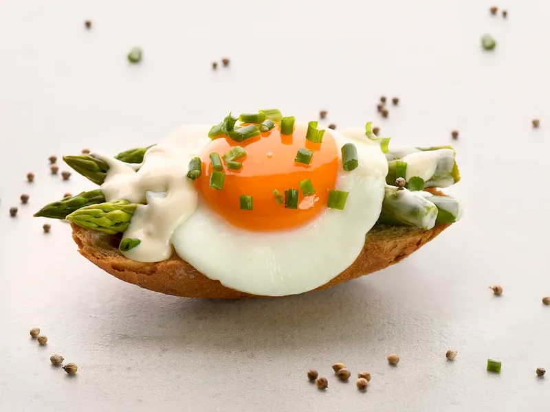 Zgrane trio – przepis na szparagi z jajkiem i sosem holenderskim - zdjęcie