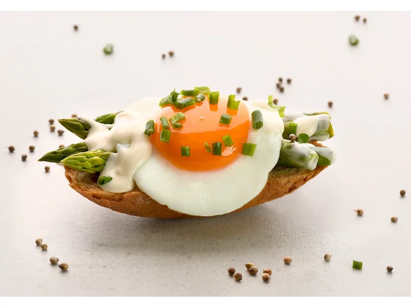 Zgrane trio – przepis na szparagi z jajkiem i sosem holenderskim zdjęcie