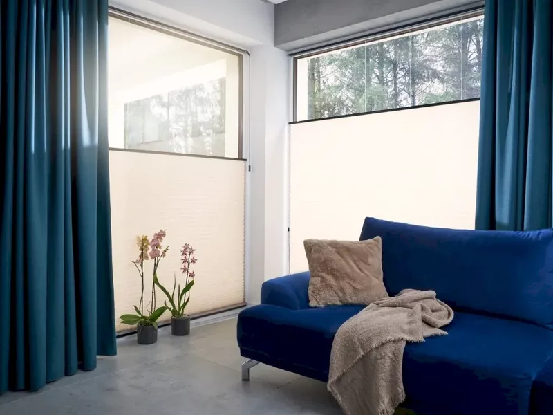 Dwukierunkowe osłony okienne – postaw na plisy i zarządzaj ilością światła - zdjęcie