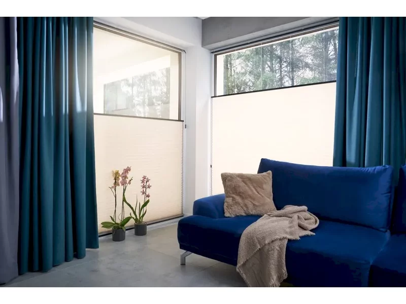 Dwukierunkowe osłony okienne – postaw na plisy i zarządzaj ilością światła zdjęcie