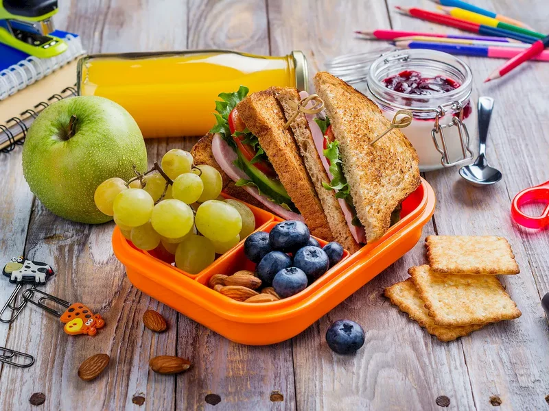 Lunchbox na piątkę,   czyli jak skomponować dziecku posiłek do szkoły - zdjęcie