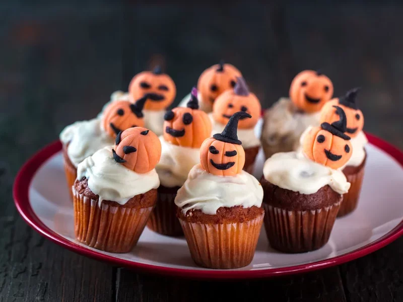 Jak zachęcić nasze pociechy do pomocy w kuchni? Zrób Halloweenowe muffiny dyniowe – pokaż im, że to frajda! - zdjęcie