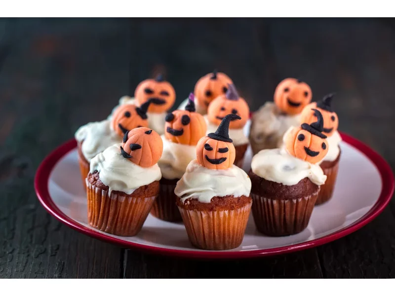 Jak zachęcić nasze pociechy do pomocy w kuchni? Zrób Halloweenowe muffiny dyniowe – pokaż im, że to frajda! zdjęcie