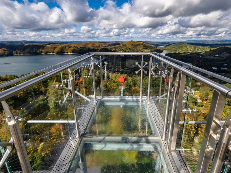Szklane mosty, kabiny i punkty widokowe - atrakcje turystyczne ze szkła - zdjęcie