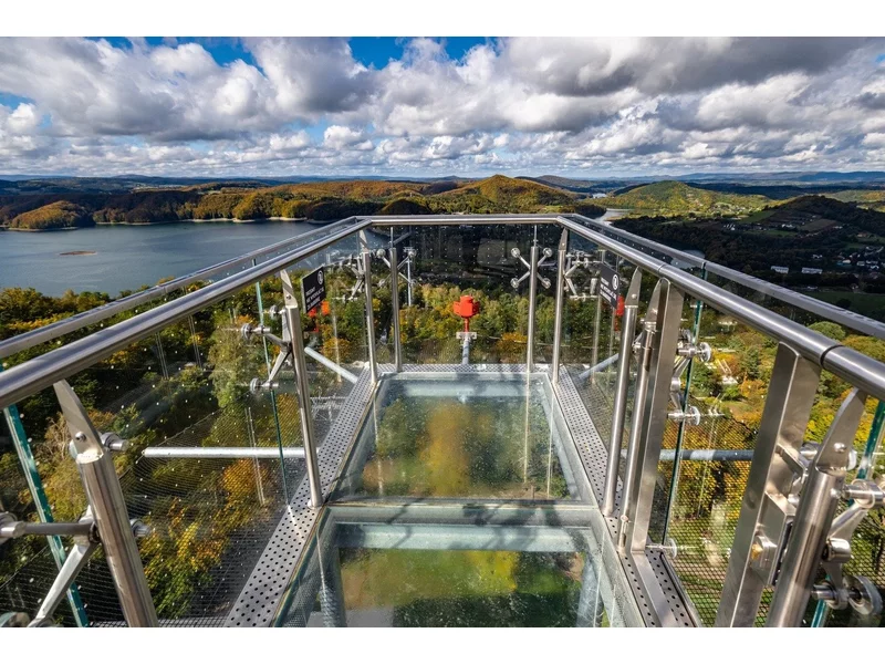 Szklane mosty, kabiny i punkty widokowe - atrakcje turystyczne ze szkła zdjęcie