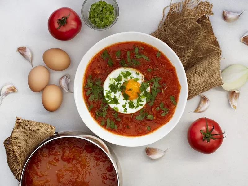 Sycąca i rozgrzewająca - przepis na zupę cebulowo-pomidorową z jajem - zdjęcie