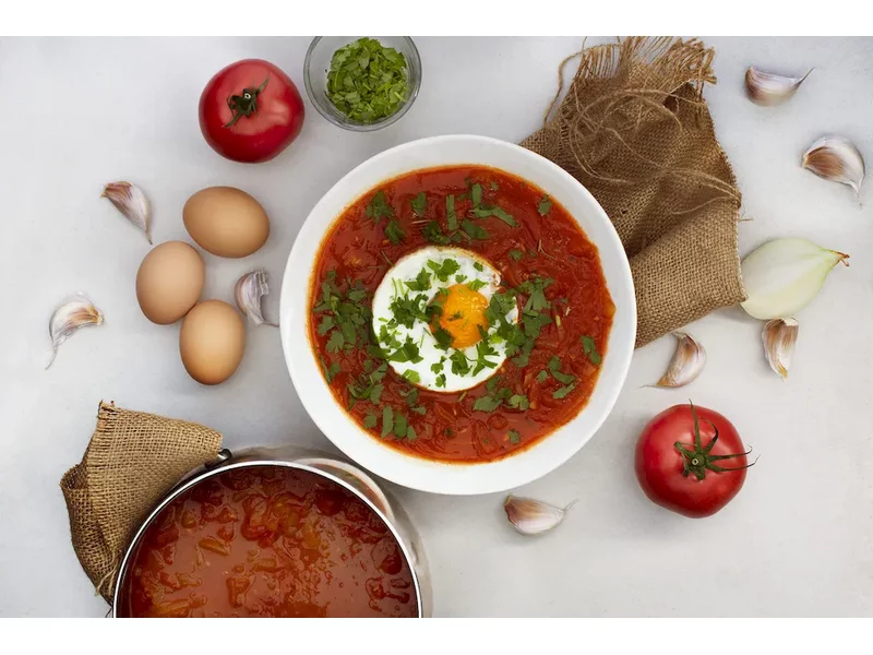 Sycąca i rozgrzewająca - przepis na zupę cebulowo-pomidorową z jajem zdjęcie