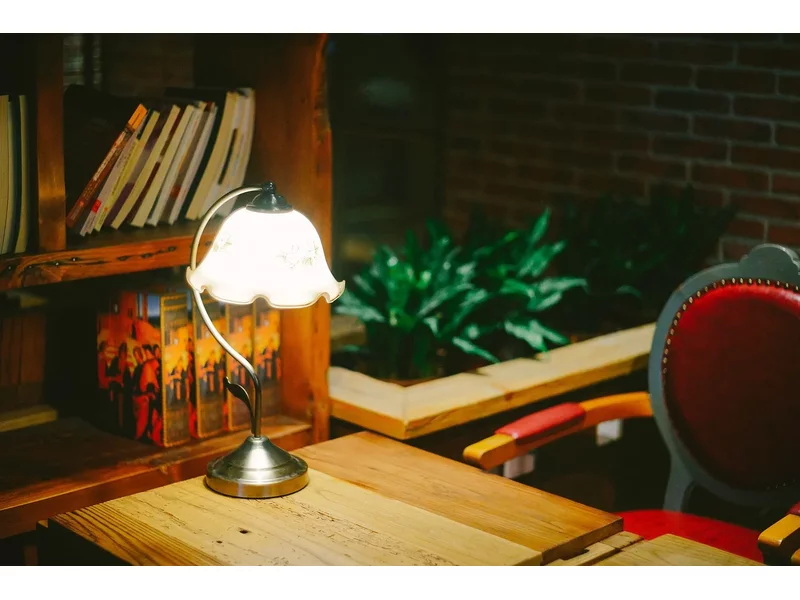 Lampka biurkowa – co warto wiedzieć, by właściwie dobrać ten typ oświetlenia zdjęcie