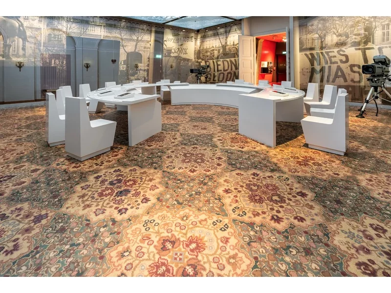 Oryginalna realizacja posadzki żywicznej z efektem dywanu w sali obrad Okrągłego Stołu na wystawie stałej ECS w Gdańsku zdjęcie