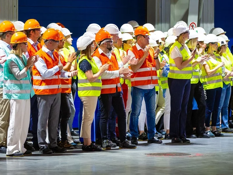 Milowy krok na drodze zrównoważonego rozwoju. Hydro Extrusion Poland otwiera farmę solarną i nową linię produkcyjną - zdjęcie