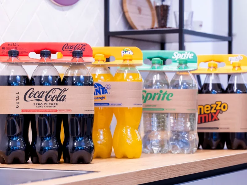 DS Smith i Coca Cola zastępują plastikowe uchwyty kartonowymi opakowaniami - zdjęcie